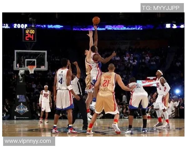 与篮球明星同场竞技的精彩瞬间尽在这组打球图片中